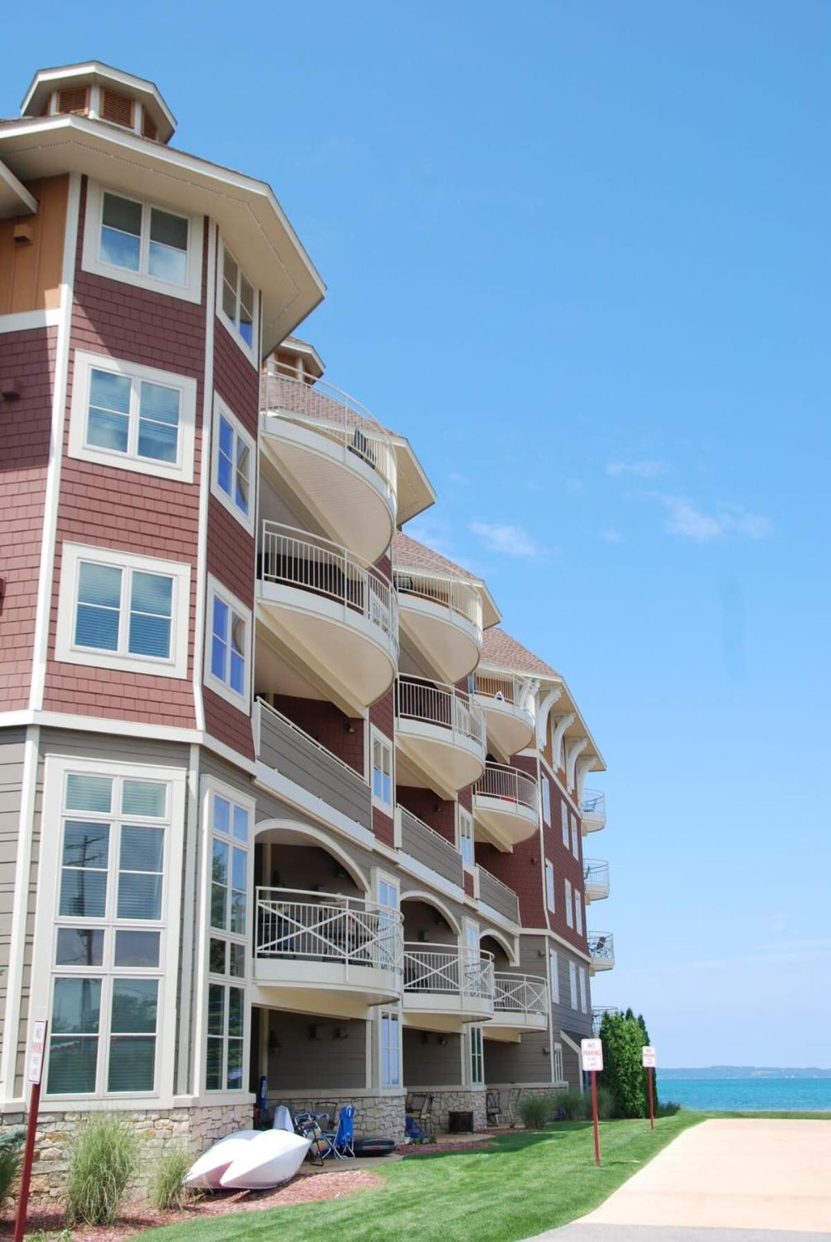 Spacious Furnished Suite At Peninsula Bay Resort Traverse City Exterior photo